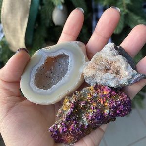 [SOLD] 27 boxes of assorted gems